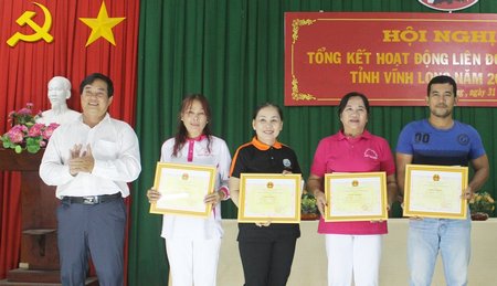 Dịp này, có 2 tập thể và 2 cá nhân xuất sắc được nhận giấy khen của Sở Văn hóa, Thể thao và Du lịch tỉnh. 