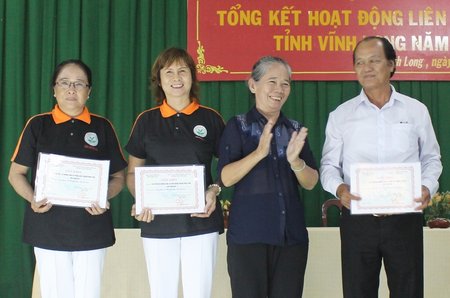 Bà Ngô Thị Hồng Lạc- Chủ tịch Liên đoàn Thể dục tỉnh tặng giấy khen cho các tập thể có thành tích xuất sắc năm 2016. 