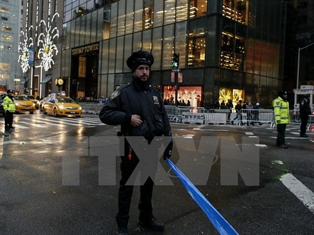 Cảnh sát Mỹ gác tại Tháp Trump ở New York. (Nguồn: AP/TTXVN)