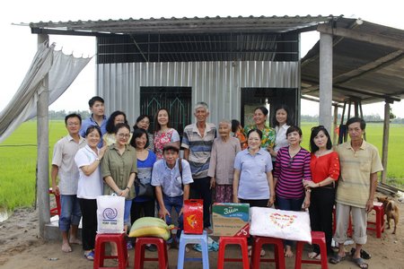  Đại diện Nhóm Vòng tay yêu thương chụp hình lưu niệm với gia đình ông Quý.