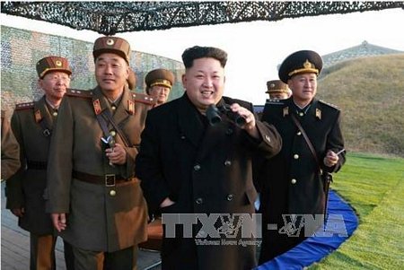 Nhà lãnh đạo Triều Tiên Kim Jong Un (giữa) thị sát một cuộc diễn tập tại một căn cứ không quân nước này. Ảnh: FOX News/TTXVN