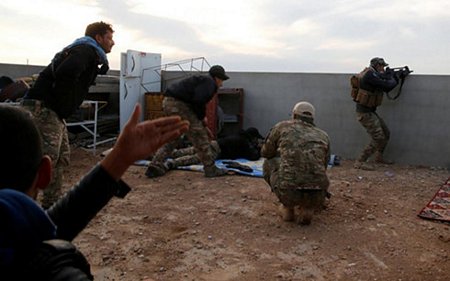 Đấu súng với IS ở Mosul. Ảnh: Reuters.