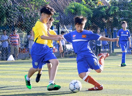 CLB Quốc Anh FC (áo xanh) thắng CLB Thanh Bình FC 3-2. 