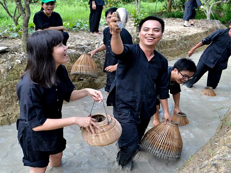 Chương trình “tát ao bắt cá” hút khách du lịch.