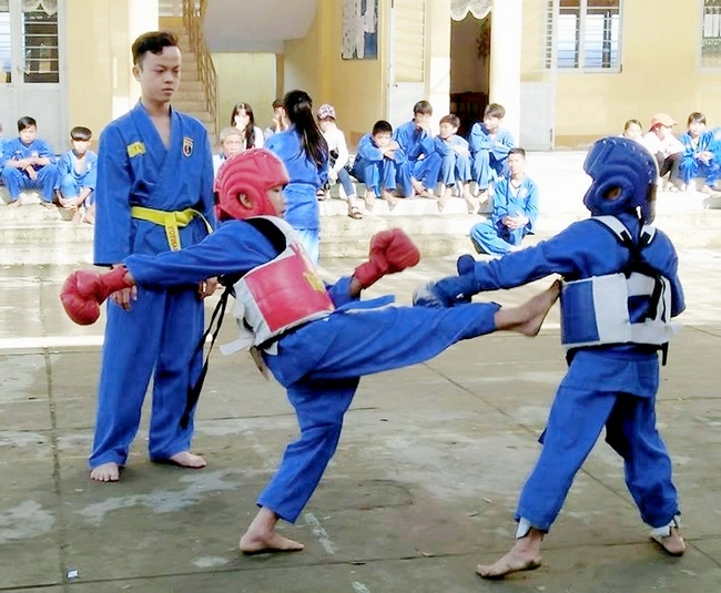 Phần thi đối kháng của các võ sinh tại kỳ thi thăng cấp năm 2017. Ảnh: NGUYỄN MẪN