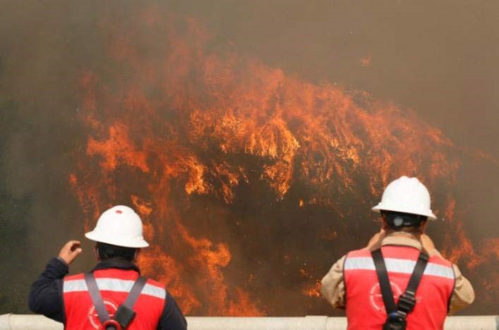 Ngọn lửa hoành hành trên các ngọn đồi ở Valparaiso, Chile, ngày 2-1-2017. Ảnh: REUTERS