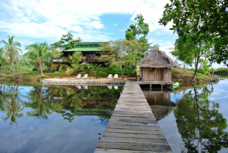 Một hòn đảo tư nhân ở Thái Bình Dương. Hòn đảo này nằm ở ngoài khơi bờ biển của Panama, được chào bán với giá 380.000 USD.