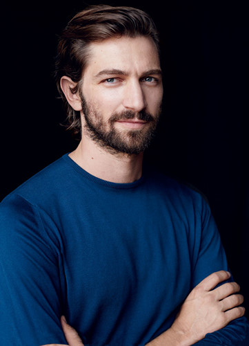 1. Xếp ở vị trí thứ nhất là nam diễn viên Michiel Huisman, người Hà Lan. Anh sinh năm 1981.