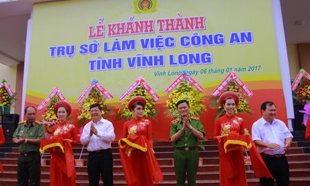 Đại biểu thực hiện nghi thức cắt băng khánh thành.