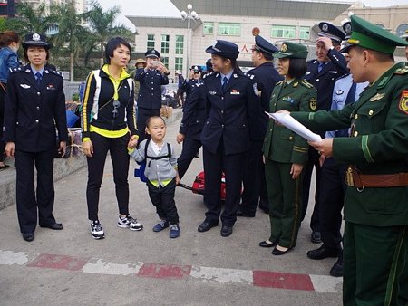 Cháu Nguyễn Du Kỳ được giải cứu thành công trở về Việt Nam đoàn tụ với gia đình. (Nguồn: mongcai.gov.vn)