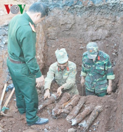 Lực lượng công binh di dời, xử lý an toàn hai ổ đạn với trên 220 quả đạn pháo trong khu dân cư.