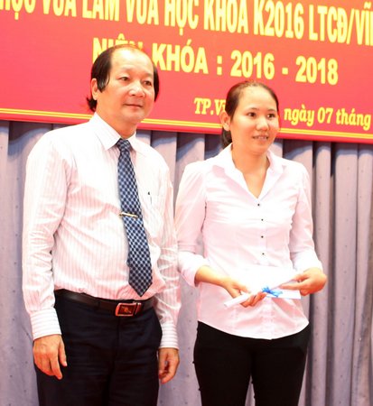  PGS. TS. Nguyễn Ngọc Định- Phó Hiệu trưởng Trường ĐH Kinh tế TP Hồ Chí Minh tặng giấy khen và phần thưởng cho sinh viên Nguyễn Hồng Lạc, thủ khoa khóa học.