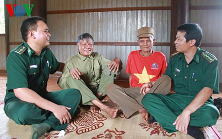 Dân làng Klong và các chiến sĩ Biên phòng