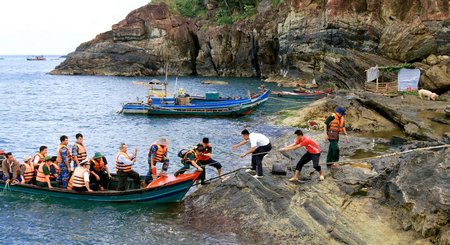 Chuyển tàu, ghe để đến đảo Hòn Chuối.