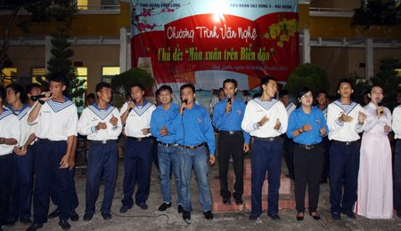 Chương trình văn nghệ được các chiến sĩ hưởng ứng nhiệt tình.