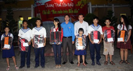Tặng quà cho con cán bộ, chiến sĩ.