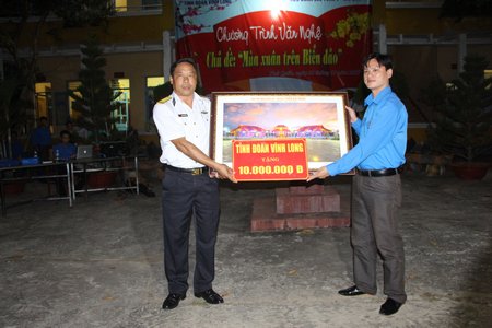 Trao quà cho đơn vị bạn.