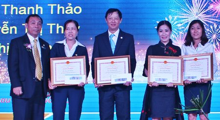 Ông Mai Đức Trọng trao giấy khen cho các tư vấn viên đứng đầu doanh thu năm 2016.