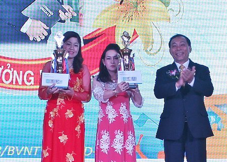 Ông Mai Đức Trọng trao cúp vinh danh quán quân khai thác năm 2016. 