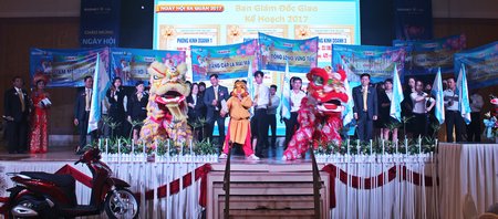 Giám đốc công ty cùng các phòng, ban làm lễ xuất quân. 