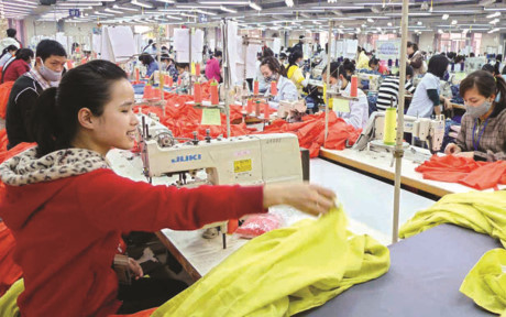 2. Hàng dệt, may dự kiến sẽ mang về 25 tỷ USD tổng giá trị kim ngạch xuất khẩu năm 2016, tăng 6% so năm 2016. (Ảnh minh họa: Congthuongthainguyen)