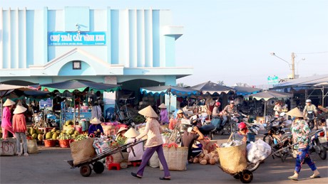 Mỗi ngày có gần 100 tấn trái cây được giao dịch ở chợ. Riêng những ngày cuối năm, lượng trái cây được giao dịch ở chợ lên đến 400 - 500 tấn/ngày.