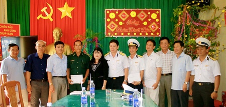 Đoàn thăm chúc tết các đơn vị trên biển đảo Vùng E Hải Quân.