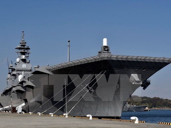 Tàu chở trực thăng Izumo của Lực lượng phòng vệ hải quân Nhật Bản (JMSDF) tại căn cứ hải quân ở Yokosuka. (Nguồn: EPA/TTXVN)