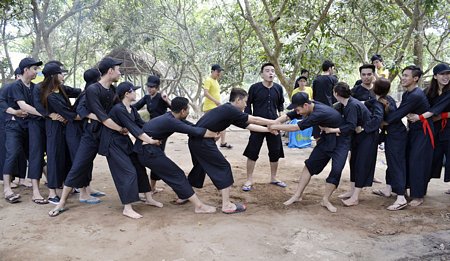 Nhiều trò chơi thú vị khi tham gia tour Team Building.