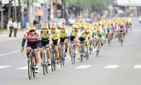 Các tay đua tranh tài chặng 5 của giải tại TX Đồng Xoài. Ảnh: QUANG LIÊM