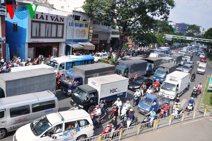 Hiện tượng kẹt xe là do các phương tiện đổ dồn vào một vài tuyến đường được xem là cửa ngõ của sân bay.