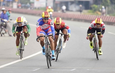 Tay đua Nguyễn Tấn Hoài (Domesco Đồng Tháp) rút thắng các đối thủ tại Sprint 1.