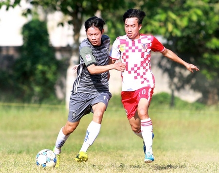 Pha tranh bóng giữa Trung Thành Đông (Vũng Liêm, áo xám) hòa Thanh Đức (Long Hồ) 0-0.
