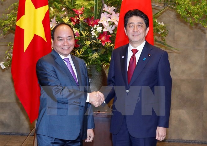 Thủ tướng Nhật Bản Shinzo Abe đón Thủ tướng Nguyễn Xuân Phúc trong chuyến thăm Nhật Bản, tháng 5/2016. (Ảnh: Thống Nhất/TTXVN)