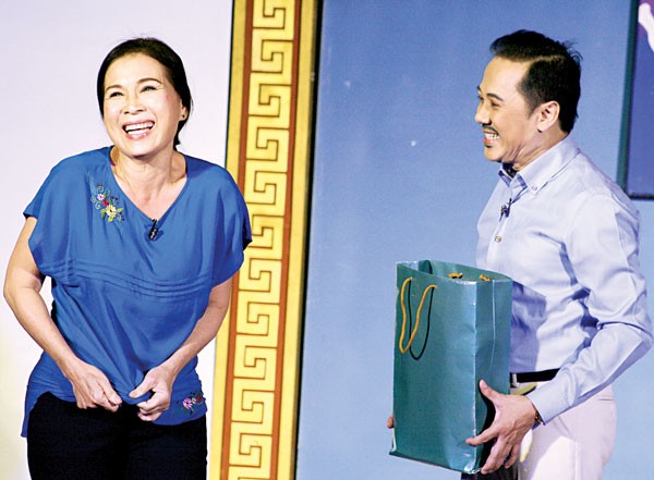 NSƯT Thành Lộc và NSƯT Kim Xuân ăn ý trong vở Đời bỗng dưng yêu của sân khấu kịch IDECAF