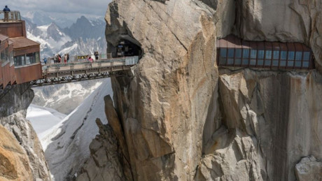 Cầu Aiguille du Midi, Núi Alps, Pháp: Những người mắc hội chứng sợ độ cao nên cẩn thận bởi cây cầu này nằm ở độ cao tới 3842 m so với mực nước biển. Hơn nữa bạn sẽ phải mất 20 phút di chuyển bằng cáp treo để lên tới cây cầu tại độ cao 2900m tính từ chân dãy núi Alps.