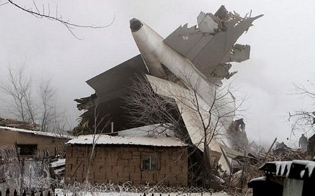 Hiện trường vụ tai nạn máy bay gần sân bay Manas ở thủ đô Bishkek, Kyrgyzstan. (Ảnh: Reuters).