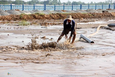 Sẽ hoàn thành san lắp cát, tạo cảnh quan gói thầu công viên cây xanh kè Cổ Chiên (Phường 9) trước Tết Nguyên đán.