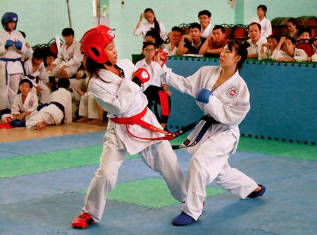 Trận chung kết hạng cân 44kg nữ: Phạm Thị Kim Ngân (Jukado TP Vĩnh Long, phải) thắng Nguyễn Thị Trúc Ngân (Tam Bình).
