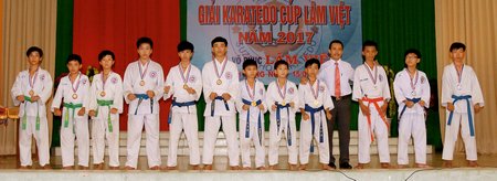 Ông Đặng Công Kinh Luân- Trưởng Bộ môn Karatedo tỉnh trao thưởng cho các đội ở giải quyền đồng đội nam.