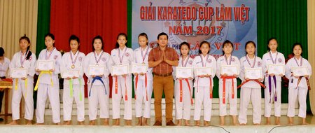 Các đội nữ nhận giải quyền đồng đội nữ.