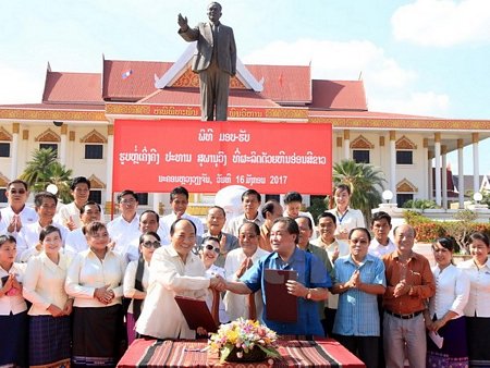 Quang cảnh lễ ký Biên bản bàn giao giữa Giám đốc Công ty Trách nhiệm hữu hạn Phát triển mỹ thuật và công nghệ Việt Nam Nguyễn Nam Mộc (phải-áo xanh) và ông Singthong Singhapanya, Phó ban quản lý Bảo tàng Kaysone Phomvihane (trái-áo trắng). (Ảnh: phạm Kiên/Vietnam+)