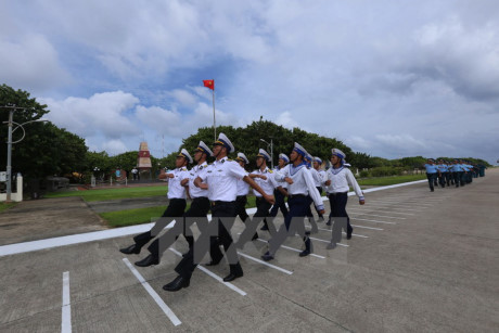 Lễ chào cờ của các chiến sỹ đảo Trường Sa. (Ảnh: Danh Lam/TTXVN)