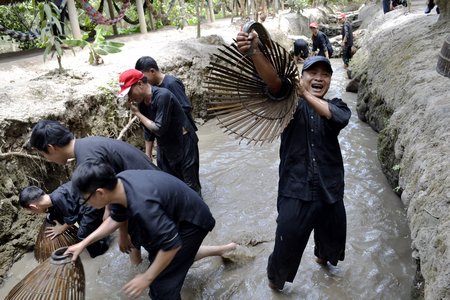  Tát mương, bắt cá là một trong những trãi nghiệm đầy thú vị khi bạn đến với miền tây quê tôi.