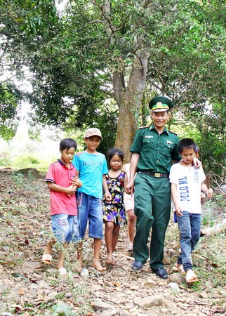 Thầy giáo Phục và các em nhỏ trên hòn Chuối đã nắm tay nhau, cố gắng vượt qua khó khăn đến trường học chữ.