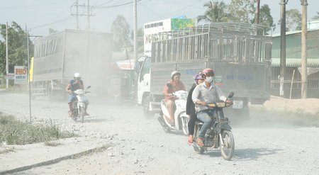 Mỗi khi xe tải chạy qua là bụi lại mịt mù như thế này.