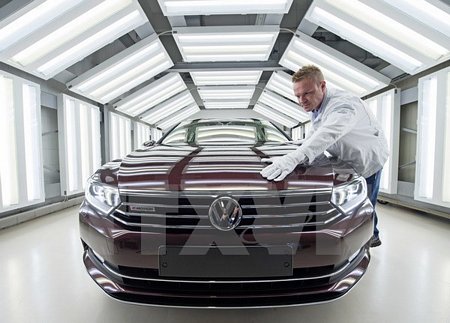 Công nhân làm việc tại nhà máy của Volkswagen ở Zwickau, Đức. (Nguồn: AP/TTXVN)