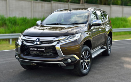 Giá bán Mitsubishi Pajero Sport dao động từ 1,329 đến 1,488 tỷ đồng.  Pajero Sport hoàn toàn mới là mẫu xe thứ hai của Mitsubishi tại Việt Nam sử dụng thiết kế Dynamic Shield, mang lại cho mẫu xe vẻ ngoài năng động hơn. Pajero Sport phân phối tại Việt Nam sử dụng động cơ xăng V6 3.0L MIVEC sản sinh công suất tối đa 220 mã lực (Ảnh: NDH)