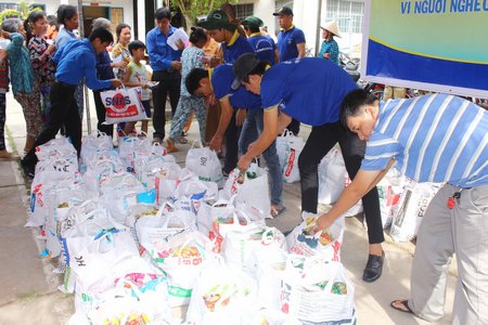 Dù tất bật nhưng nhóm bạn Quốc Vinh vẫn tranh thủ tham gia các hoạt động thiện nguyện.