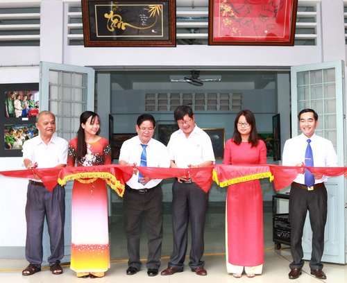  Lãnh đạo Ban Tuyên giáo Tỉnh ủy và ban tổ chức cắt băng khai mạc phòng triển lãm.